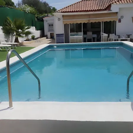 Con Jardin, Piscina Privada Y Parking