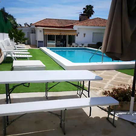 Con Jardin, Piscina Privada Y Parking