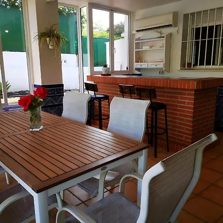 Con Jardin, Piscina Privada Y Parking Holiday home